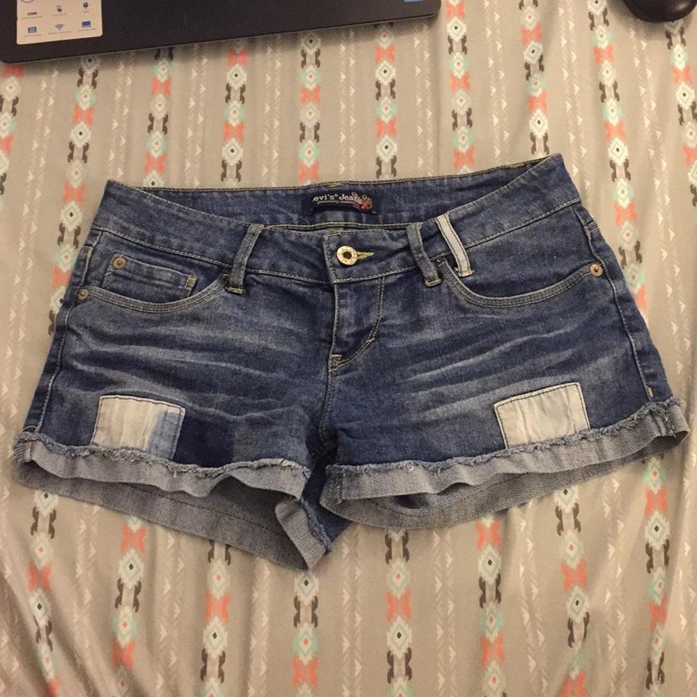 *BOGO 50%*Levi’s patch jean shorts